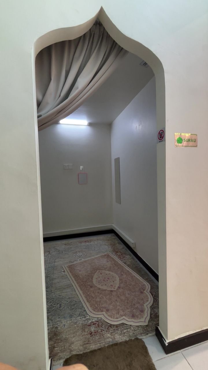 Moroccan-inspired archway in the dining room
